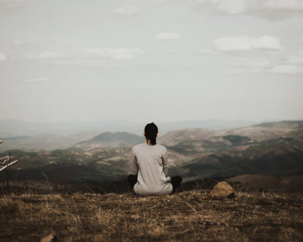 Photo Meditating monk