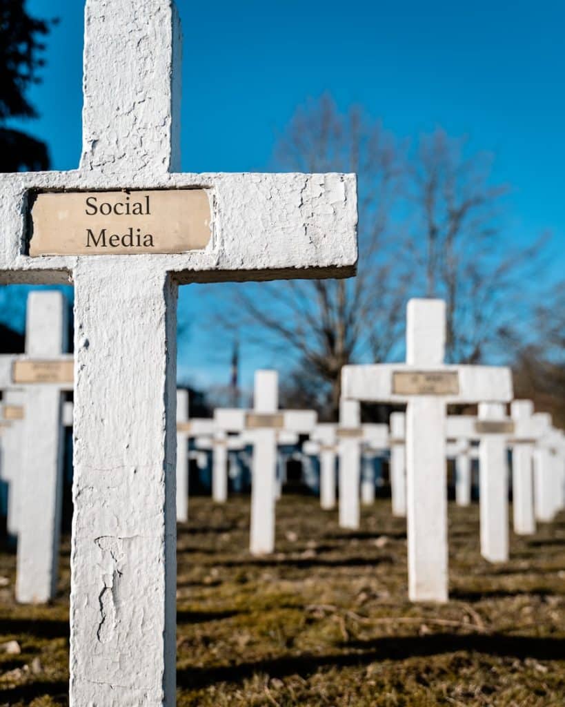 Photo "The Rise of Niche Platforms: Are Large Social Media Platforms in Retreat?"